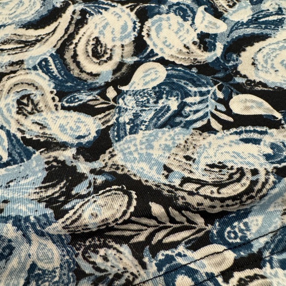 Tag Blue and White Knee Length Lightweight Skirt - Picture 2 of 5